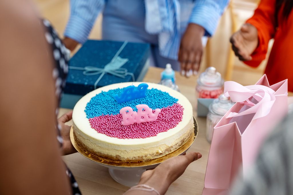 Detalle de la tarta de una fiesta de gender reveal