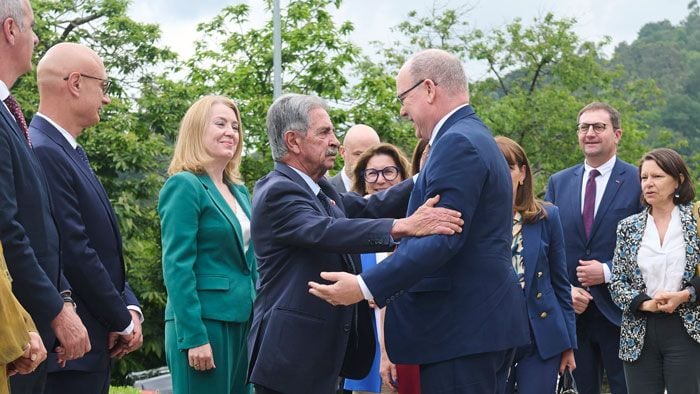 Alberto de Mónaco saludando al expresidente de Cantabria, Revilla