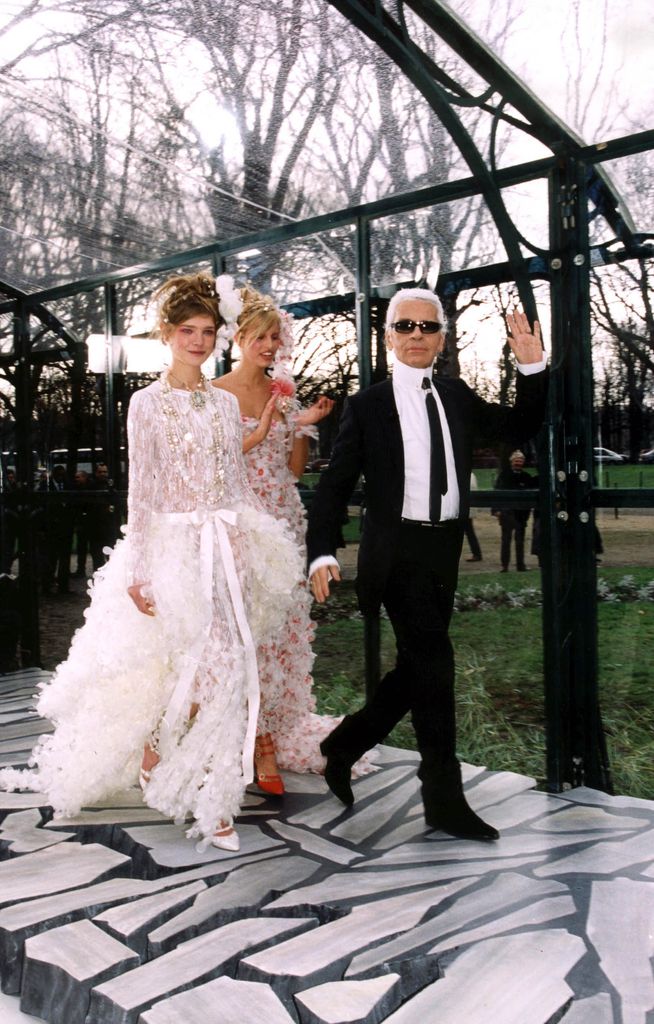 Karl Lagerfeld para Chanel con la colección Spring/Summer 2003 en París, Francia.