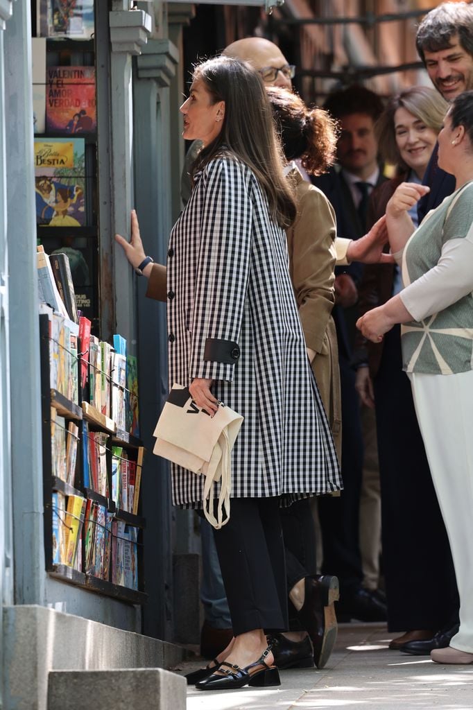 La reina Letizia visita la Feria de Libros permanente de Madrid âCuesta de Moyano"