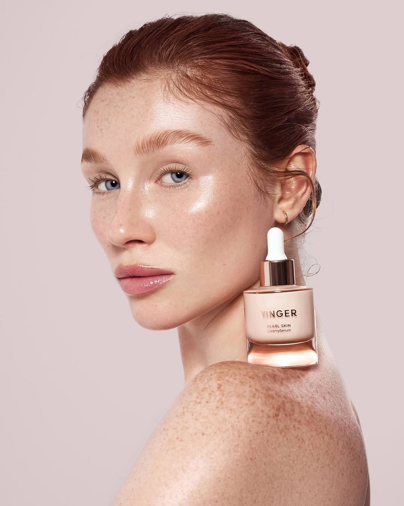 Rocío Lopez posando con el serum 'PEARL SKIN CREAMYSERUM' de su marca Yinger