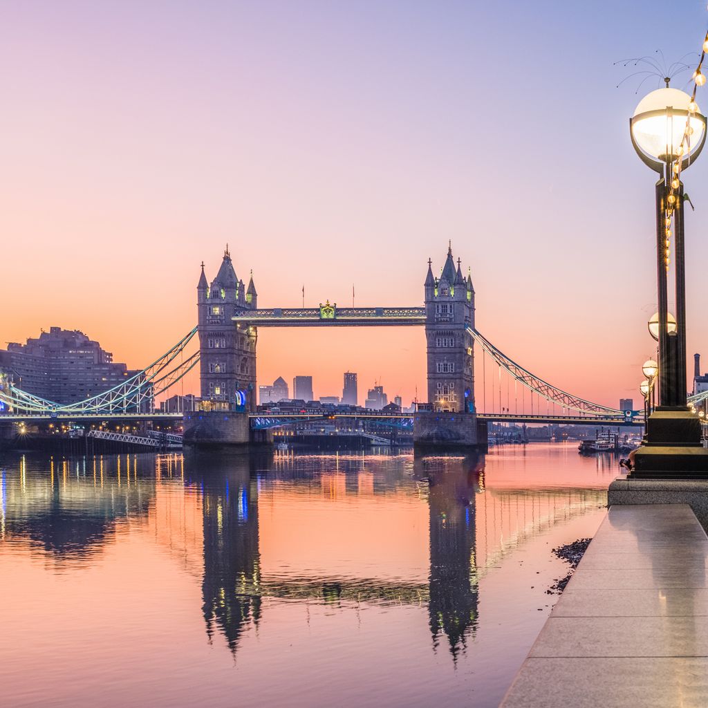 Puente de Londres al atardecer.