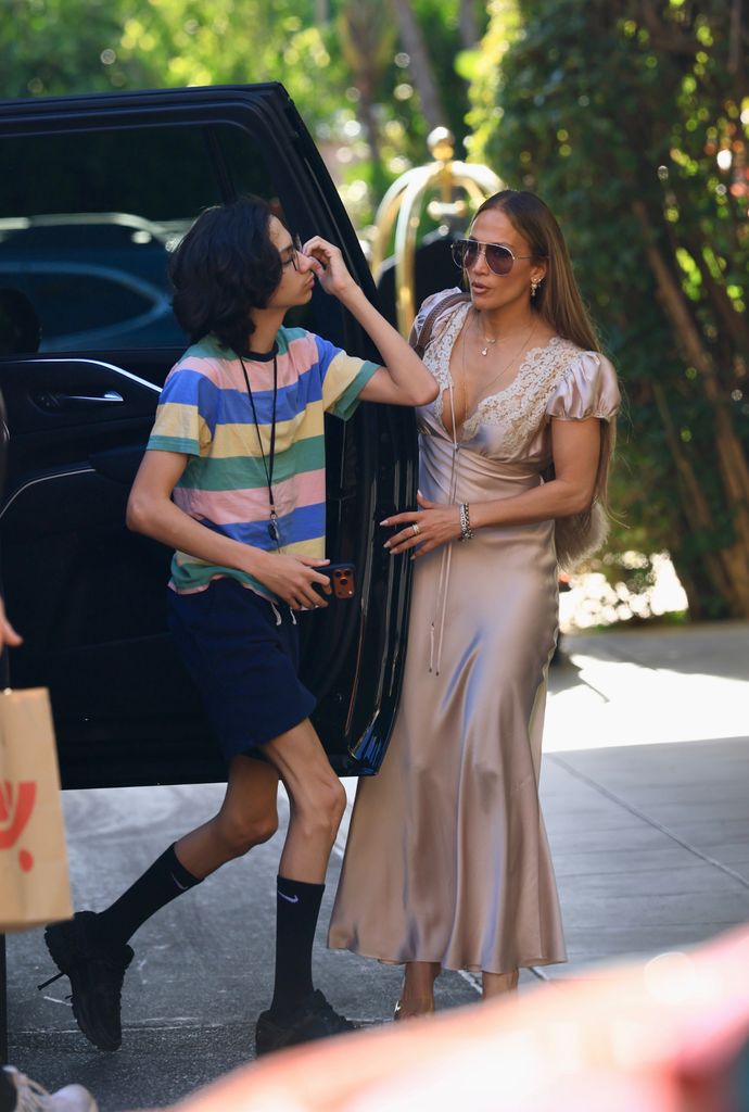 Jennifer Lopez fue fotografiada con su hijo Max en Beverly Hills.