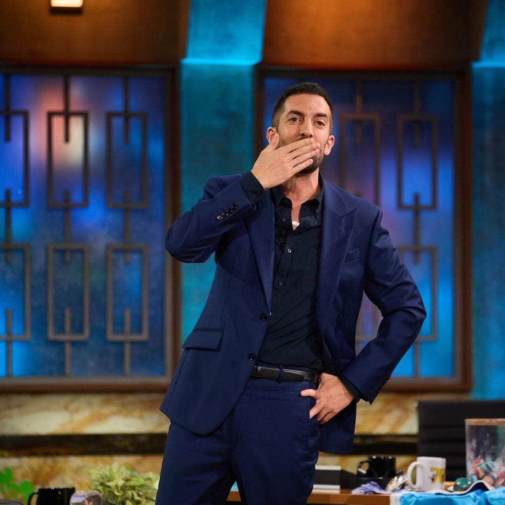 Plano medio de David Broncano con traje azul marino en La Revuelta