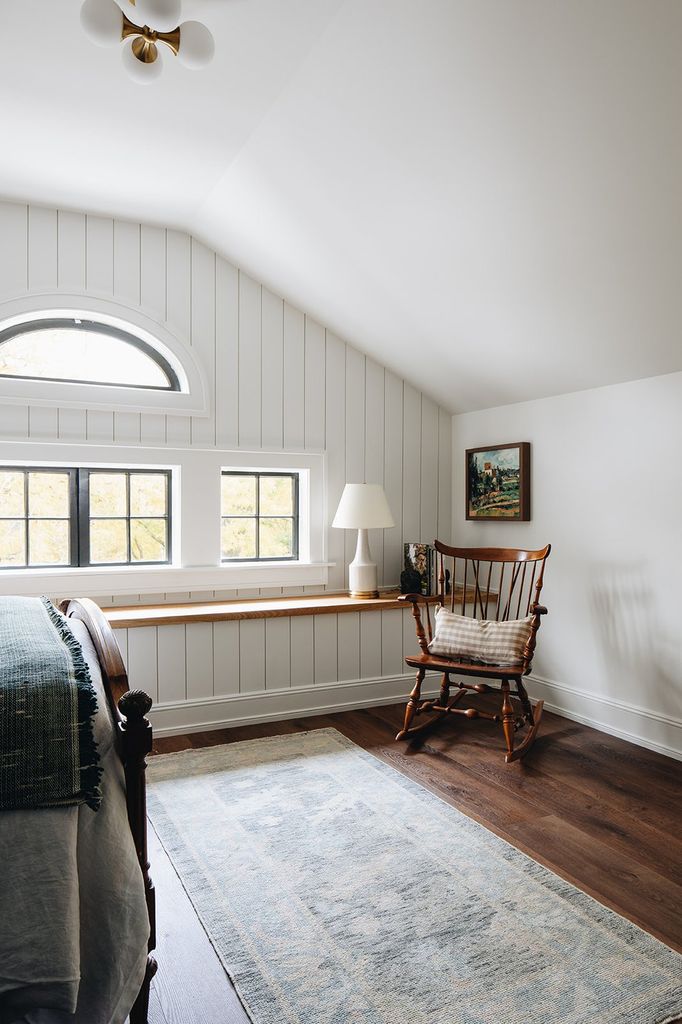 Dormitorio con pared de listones machihembrados