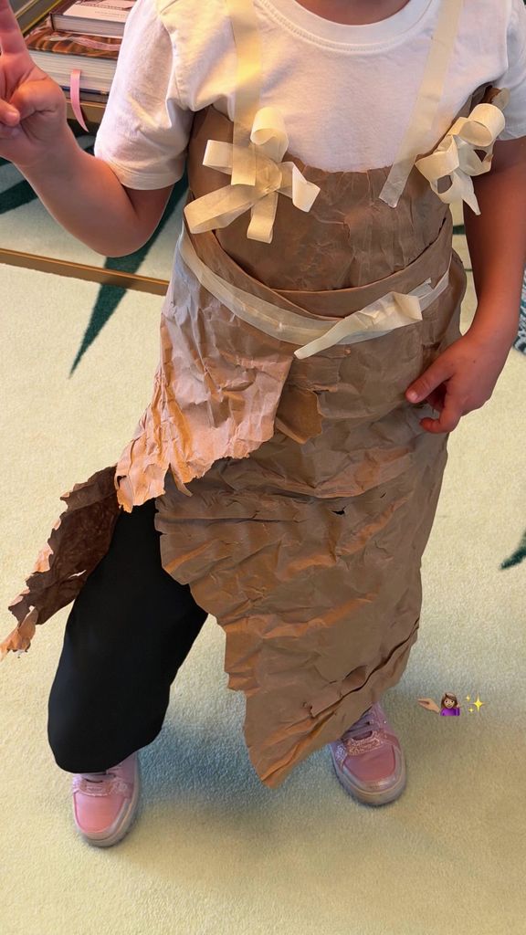 Blu mostró su creatividad como diseñadora al crear un vestido con papel y cinta adhesiva.