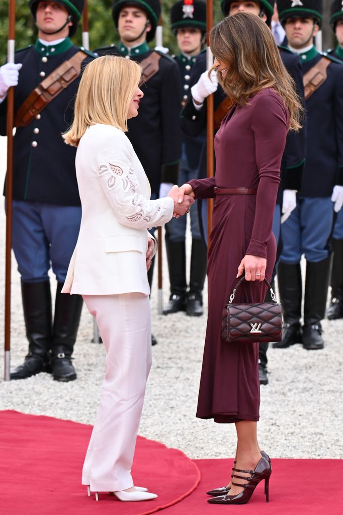 La reina Rania de Jordania, vestida de burdeos en Roma