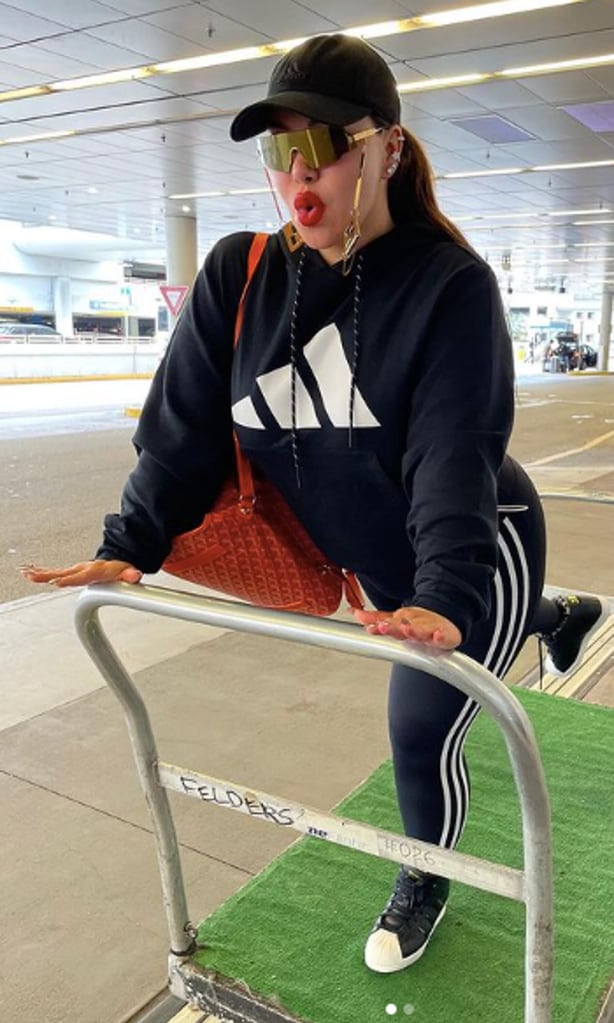 Chiquis Rivera momentos antes de subirse al avión