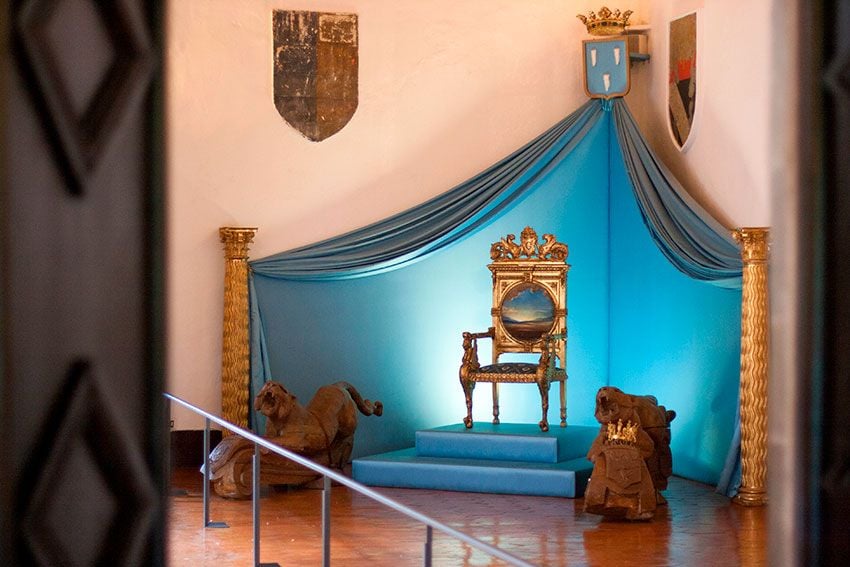 Interior del castillo de Púbol, trono de Gala