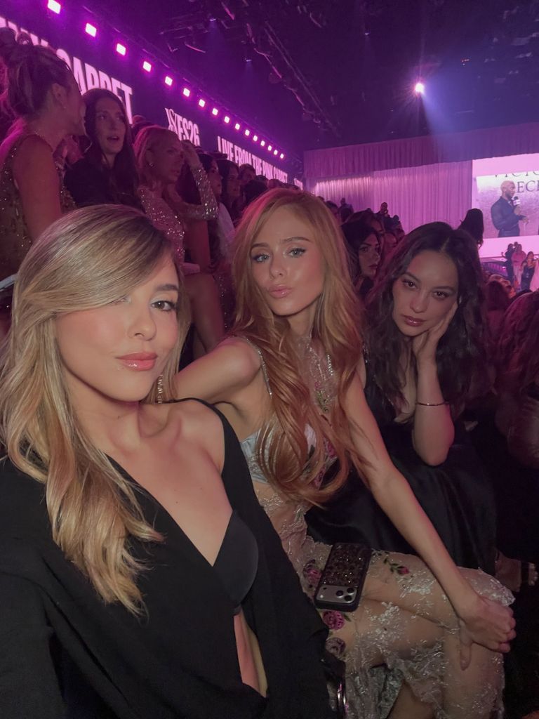 Paulina Goto, Loreto Peralta y Vivianne Dietz posan juntas en el 'Victoria’s Secret Fashion Show 2026'.