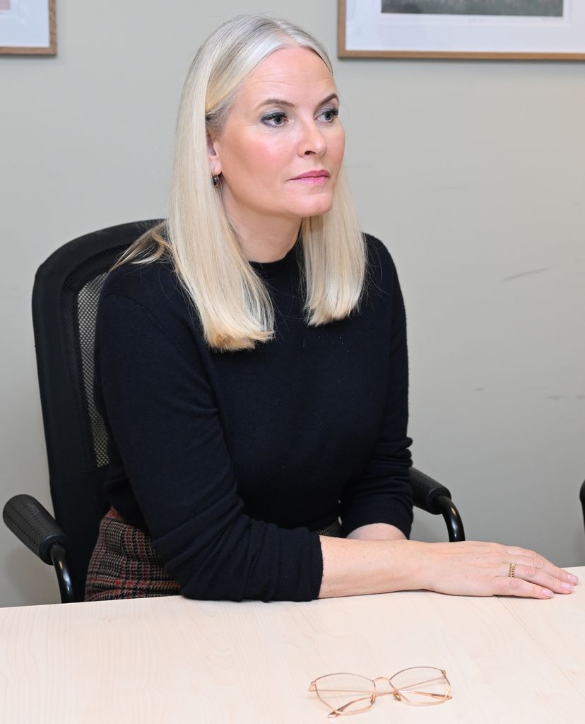 Plano medio de la princesa Mette-Marit  de Noruega en una visita a una iglesia