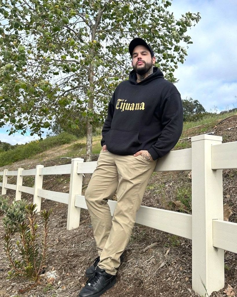 Emiliano Aguilar actualmente vive en Tijuana y está enfocado en su carrera musical y su familia