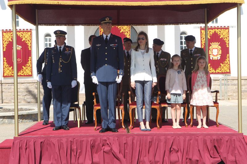 Los reyes con la princesa Leonor y la infanta Sofía en 2014 en la Base Aérea de San Javier (Murcia) 