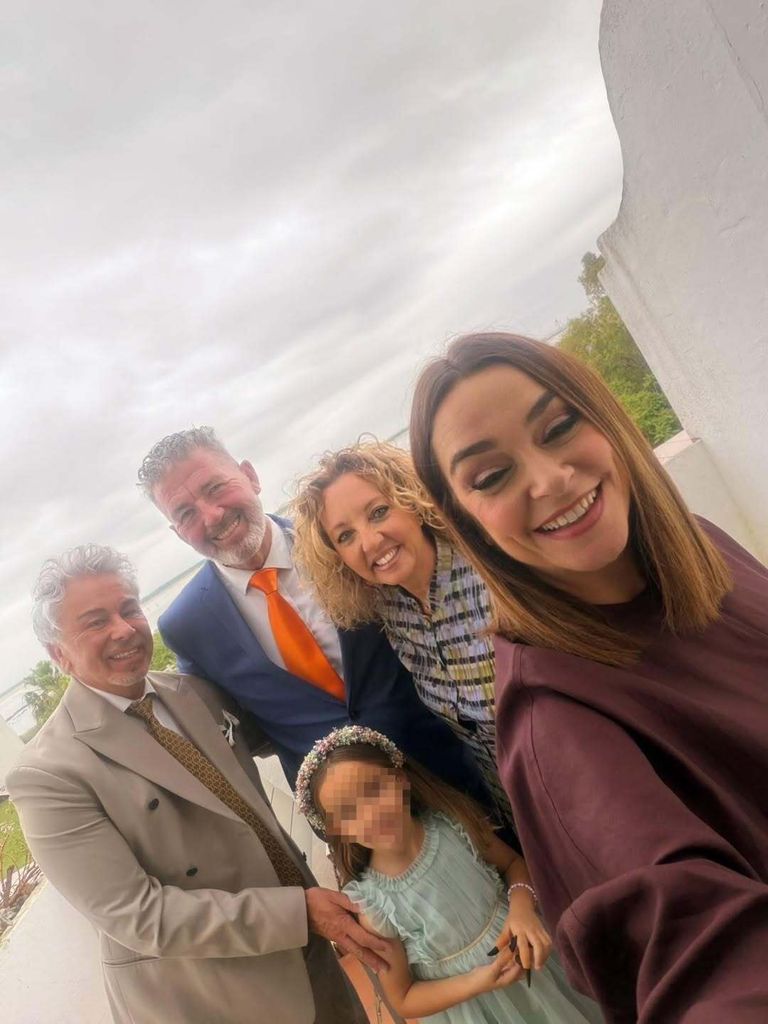 Toñi Moreno, con su familia en la comunión de su sobrino Pepe