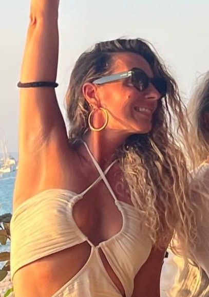 Alejandra Osborne de vacaciones de verano con vestido blanco
