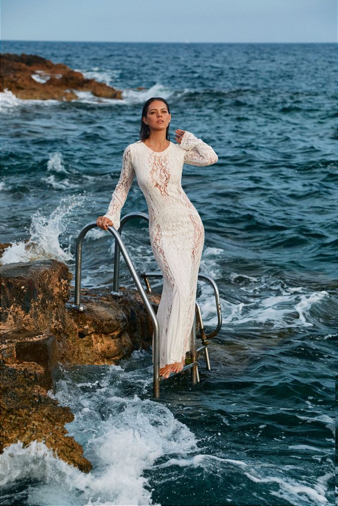 Isabelle Junot en un reportaje de ¡HOLA! en Ibiza con moda Adlib