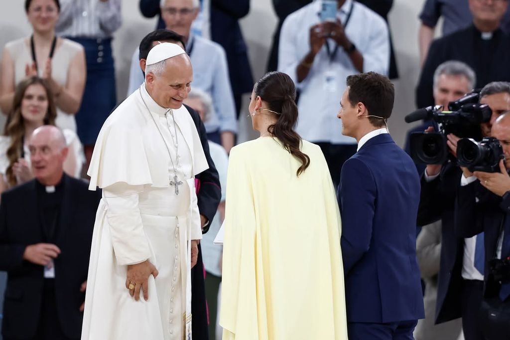 La pareja tuvo la oportunidad de saludar al Papa León XIV al término del acto, uno de los momentos más emocionantes de una jornada que ambos guardan "en el alma"