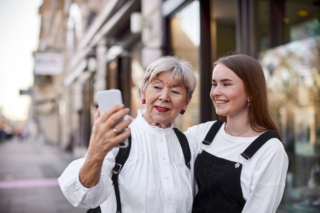 abuela haciéndose una foto con su nieta adolescente