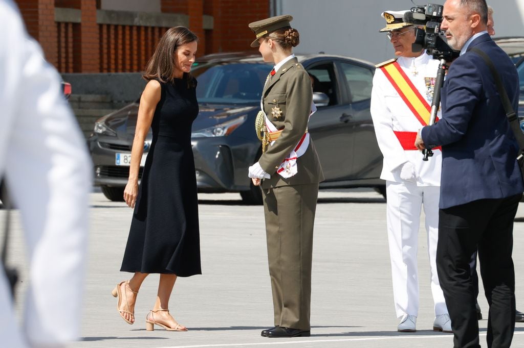 El rey español Felipe VI y la reina Letizia con la princesa Leonor de Borbón asistieron a la ceremonia de Jura de Bandera (Jura de Bandera y entrega de Despachos de empleo) de la Academia Militar Naval de Marín en Marín, Pontevedra, el martes 16 de julio de 2024.