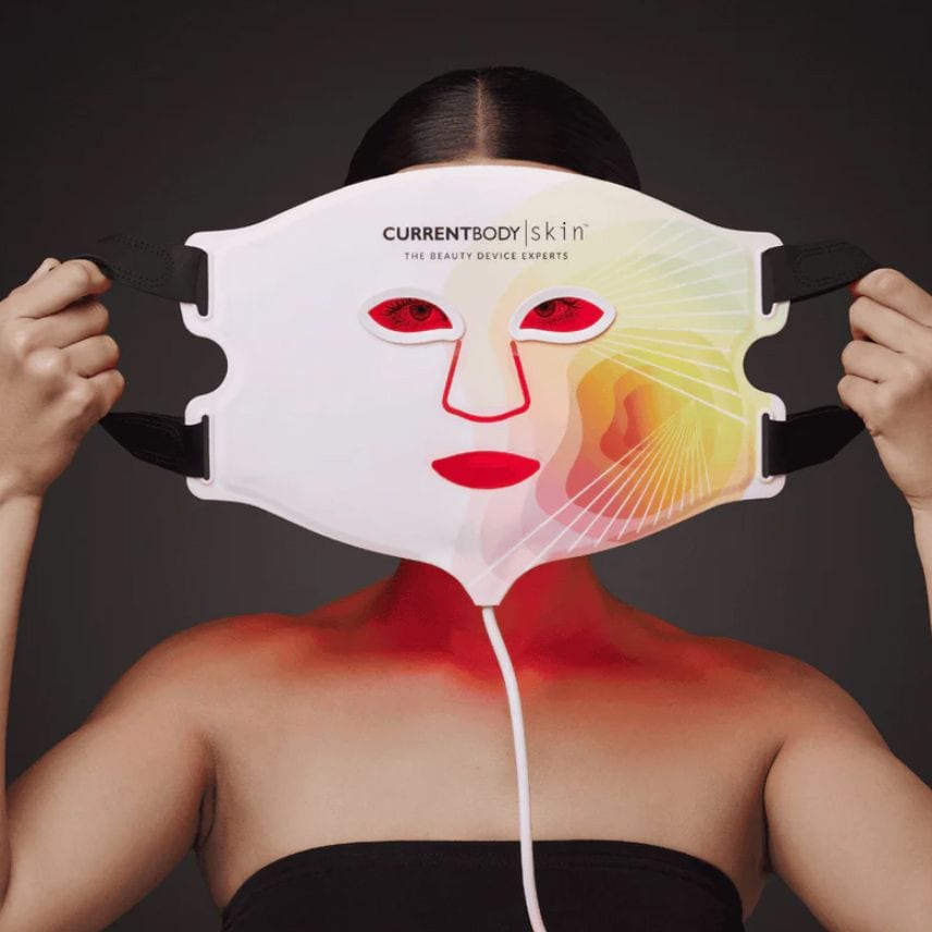 Busto de mujer colocándose la máscara Led facial de CurrentBody Skin