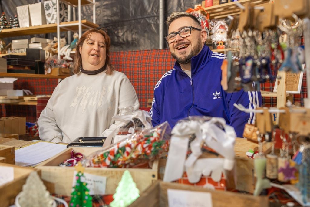 Trabajadores de la Fundación A LA PAR venden los artículos que han realizado en el puesto 