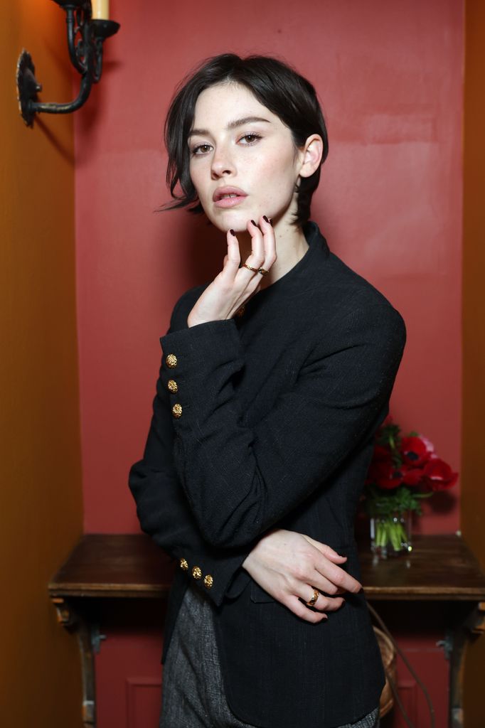 Gracie Abrams posa con joyería de Chanel. 