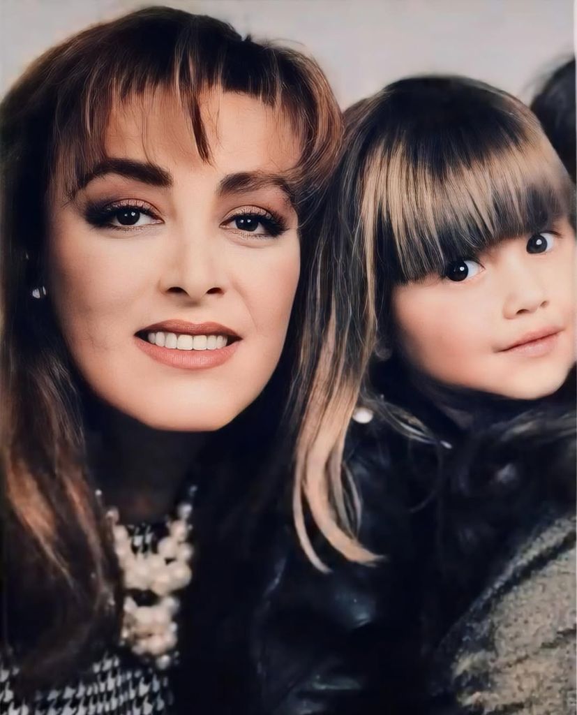 Sylvia Pasquel con una foto de Michelle Salas del baúl de los recuerdos.