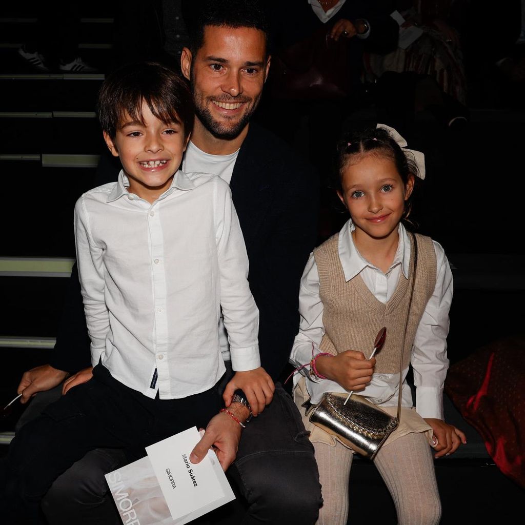 Mario Suárez con sus hijos en el desfile