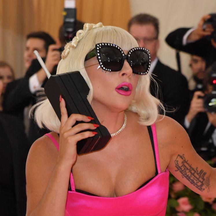 lady gaga con cluth de tel fono de judith leiber