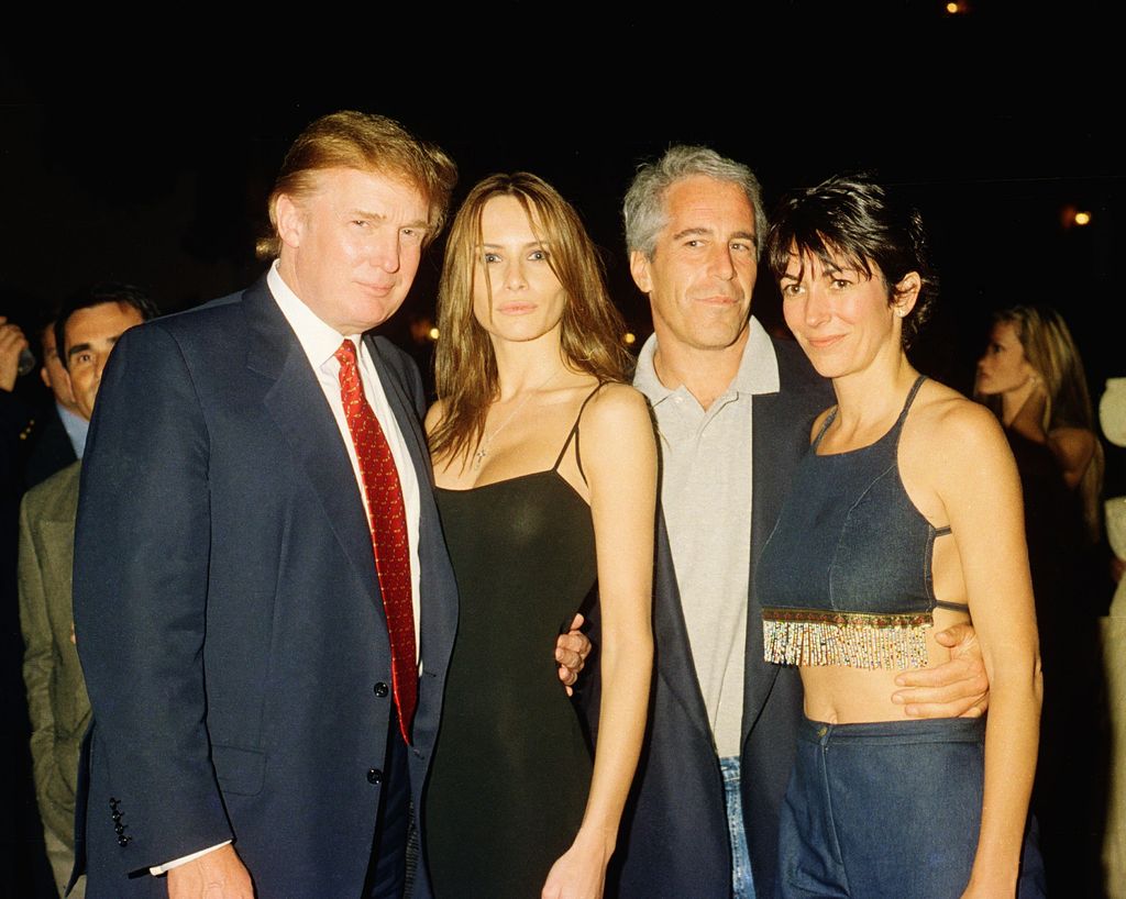 Donald Trump, Melania Knauss, Jeffrey Epstein y Ghislaine Maxwell posan juntos en el club Mar-a-Lago en Florida en el año 2000