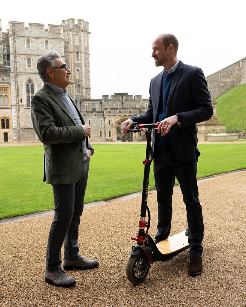 Guillermo de Inglaterra, con su patinete, en un reportaje para la televisión