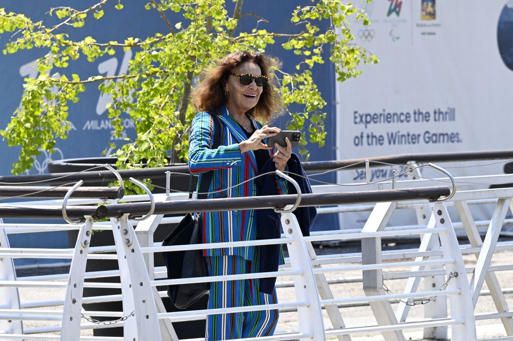 La diseñadora Diane Von Furstenberg llega al aeropuerto Venice Marco Polo para la boda de Jeff Bezos con Lauren Sánchez          