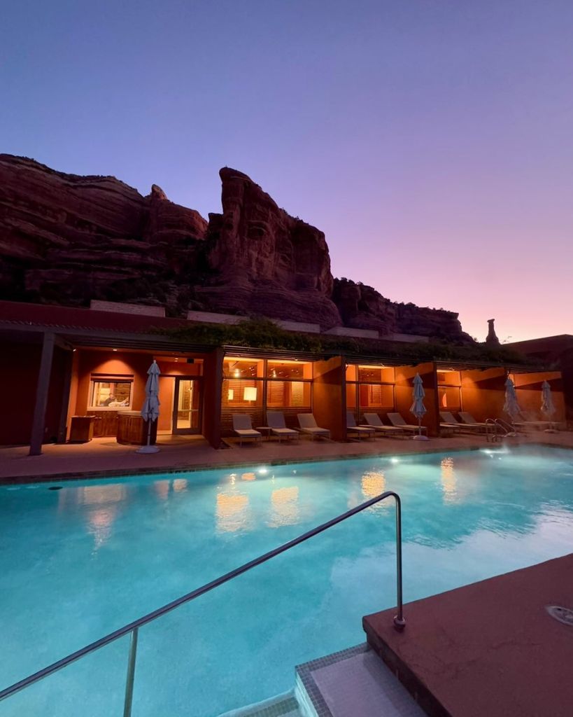 Los atardeceres del desierto desde su piscina son inolvidables.