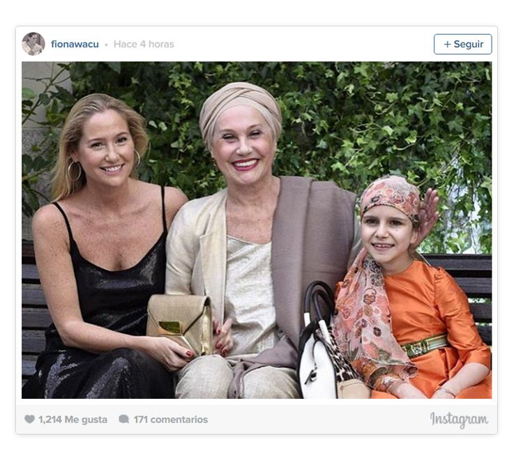 En su cuenta personal de Instagram, Fiona ha compartido una foto con su madre y el siguiente texto: "Hoy hace tres meses de esta foto del 14 de junio en la cena de Fundación Juegaterapia. La vida puede dar un giro inesperado en cualquier momento. Cuando parece que todo va bien el rumbo del destino cambia y te quita lo que más quieres. Ayer despedimos a nuestra madre con una misa preciosa en la iglesia de San Antón con el Padre Ángel. Fue especial y real como lo era mi madre. Gracias Juan Peña por cantarle con el corazón en la mano y gracias Miguel Borrello por esa opera maravillosa. Mil gracias por todos los mensajes, por estar a nuestro lado y por hacer que estos momentos sean un poco menos duros. Con una sonrisa heredada de mi madre y con ganas de seguir luchando os deseo un feliz día"
