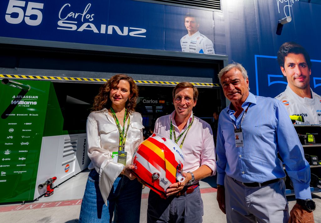 Isabel Diaz Ayuso y José Luis Martinez-Almeida junto a Carlos Sainz