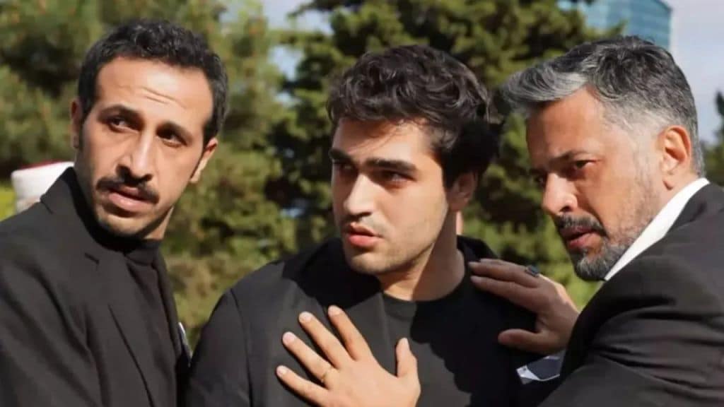 Emre Altuğ y Mert Ramzan Demir dan vida a Orhan y Ferit Korhan