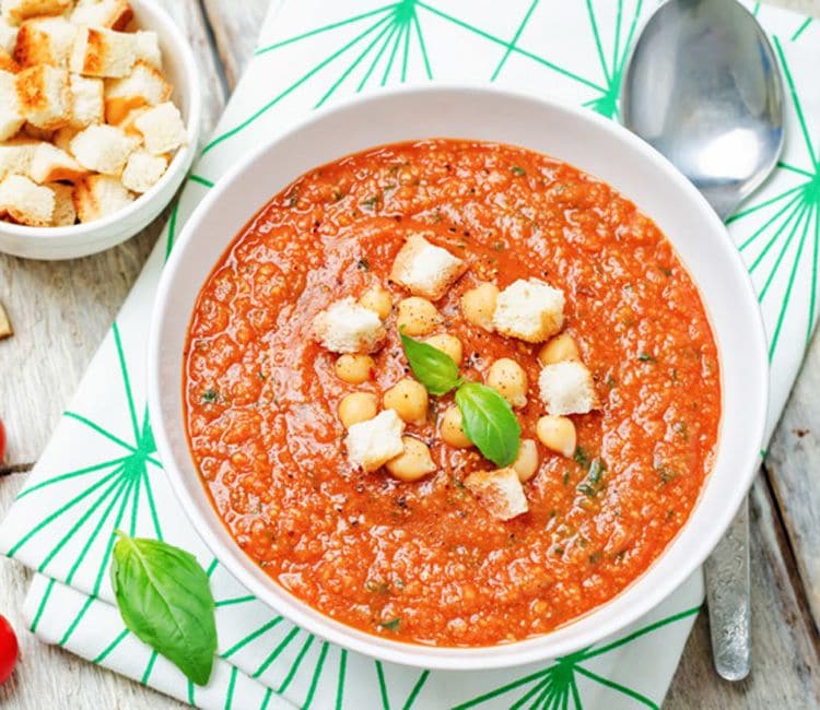 Sopa de tomates asados a la albahaca