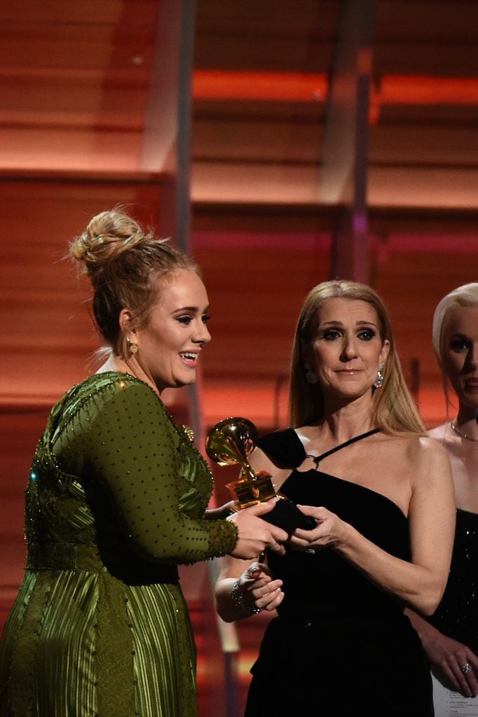 En 2017, Adele recibió un GRAMMY de manos de Céline Dion