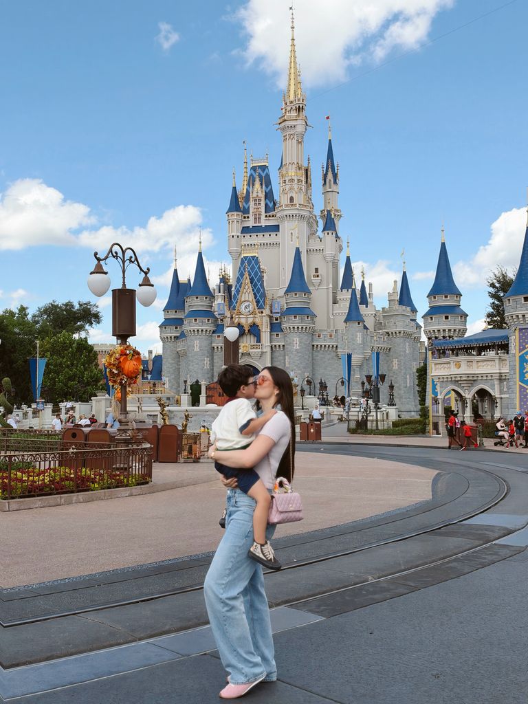 Nadia Ferreira con Marquito en Disney World.
