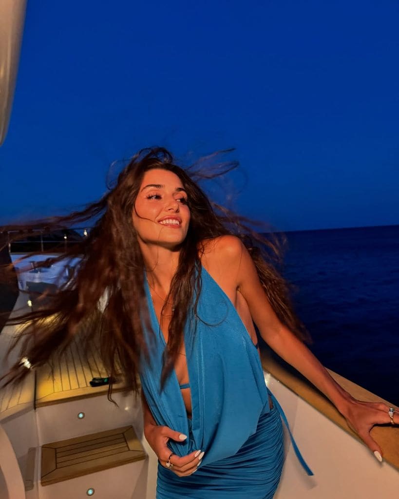 La larga melena de Hande Erçel es una de sus señas de identidad