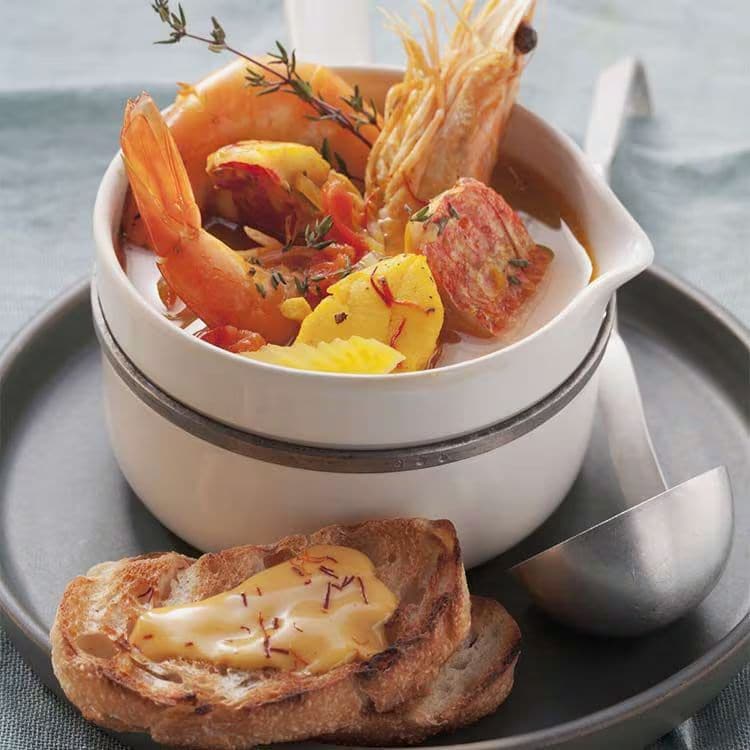 Esta sopa se sirve con pan tostado y salsa 'rouille'