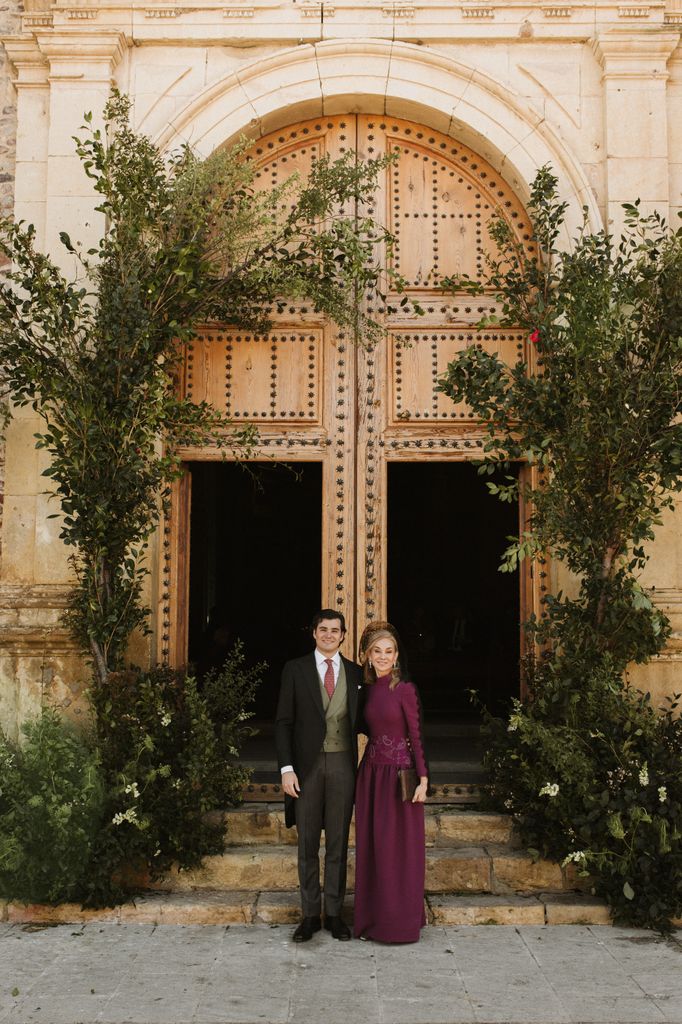 Madrina de boda con vestido de Jorge Vázquez bordado