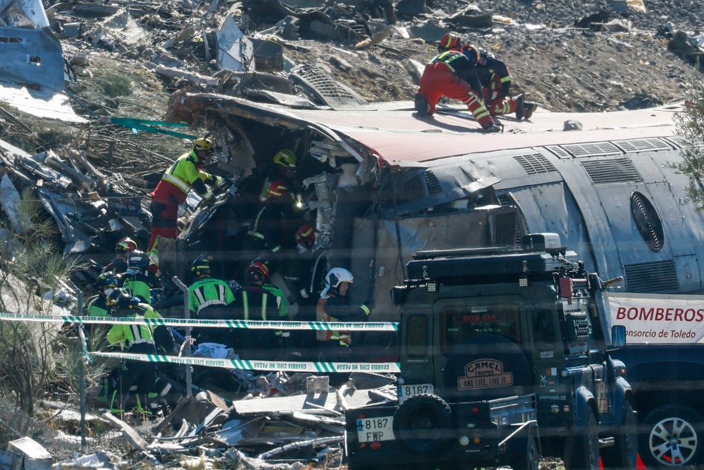Bomberos, sanitarios y efectivos de seguridad participan en el dispositivo desplegado tras el grave accidente