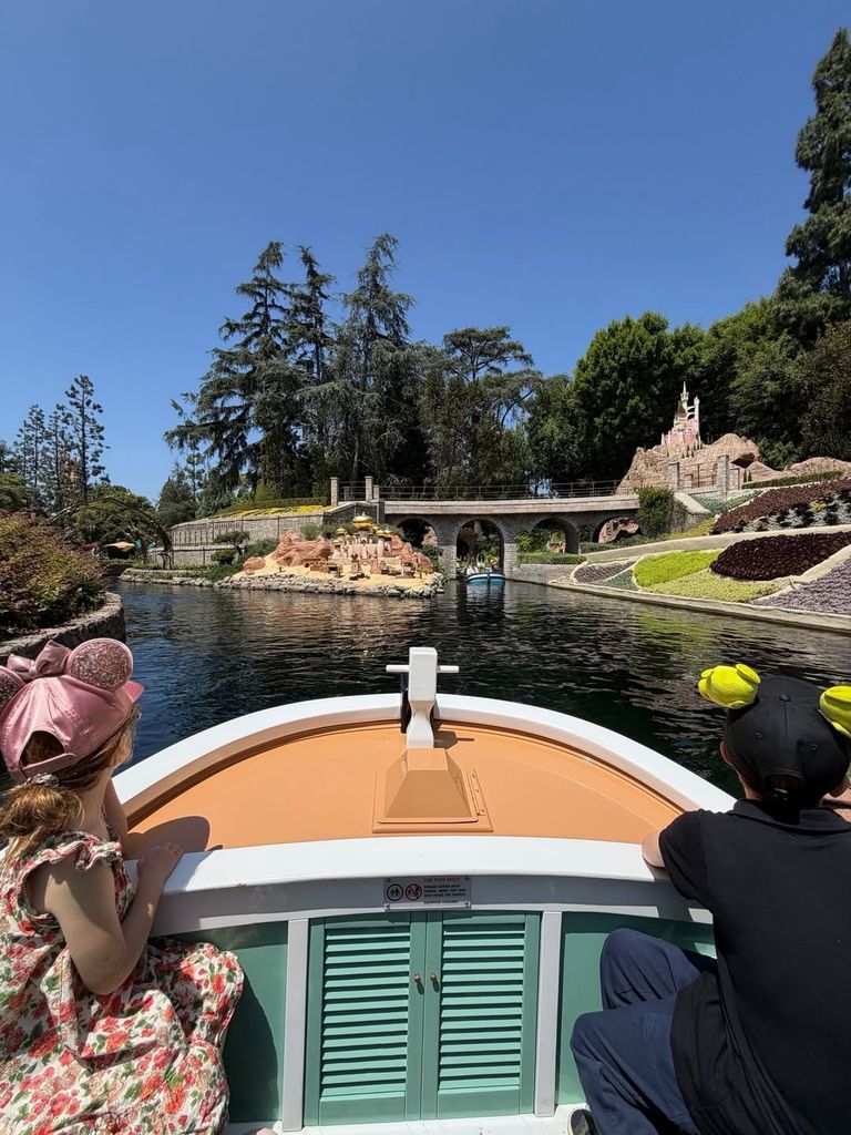 Archie y Lilibet dieron un paseo en bote en Storybook Land Canal Boats.