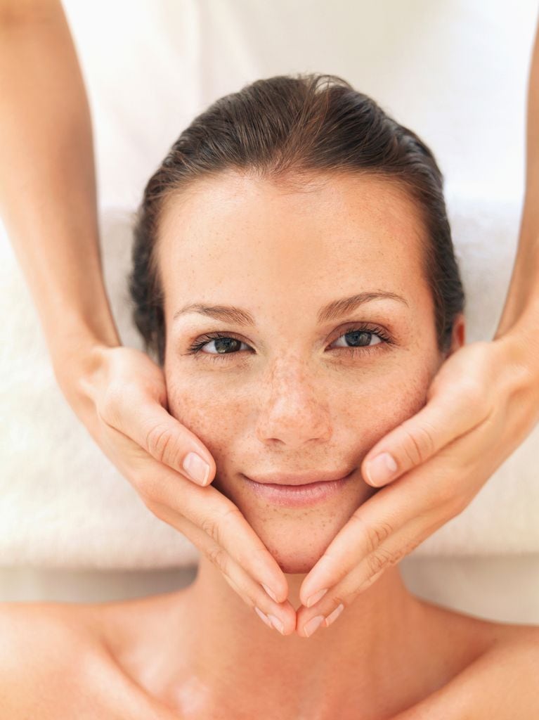 Primer plano mujer camilla en tratamiento de belleza