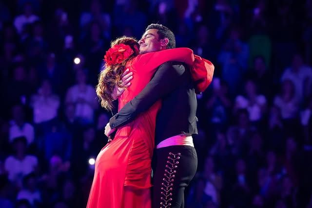 Yuridia y Carlos Rivera en el escenario 
