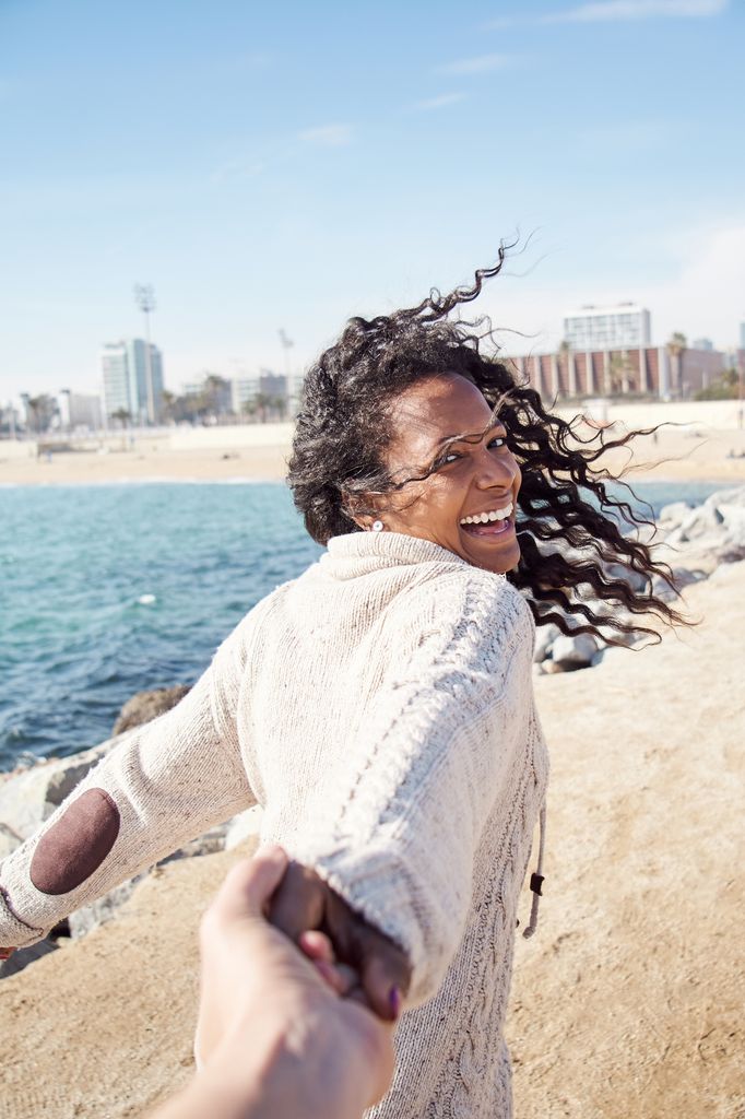 chica sonriendo playa