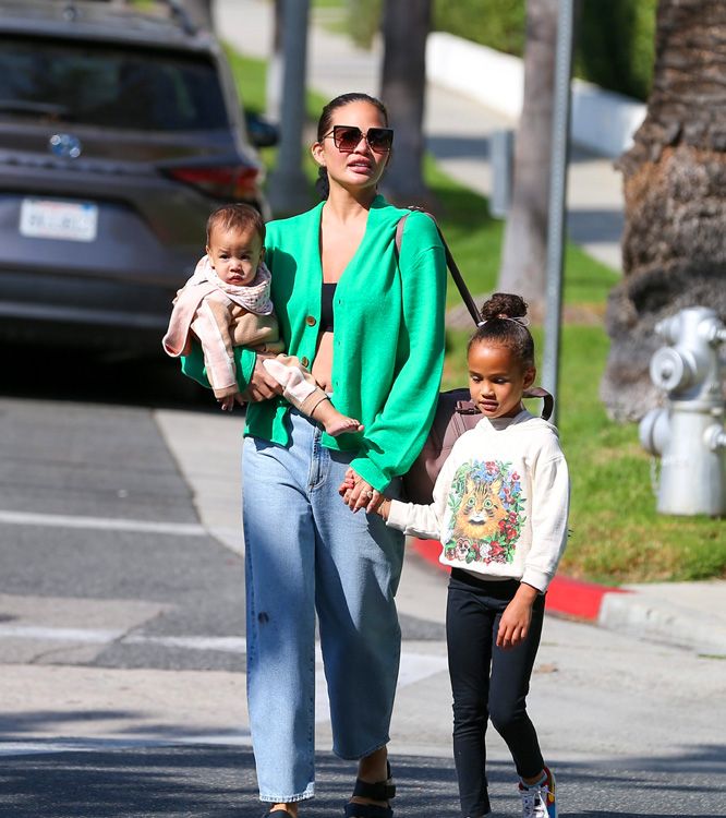Chrissy Teigen con sus niños