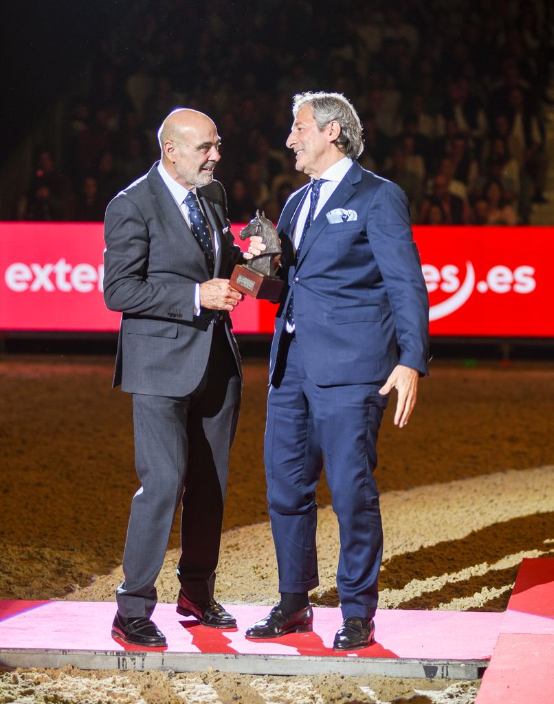 Jesús Álvarez recibiendo un premio en el SICAB 2024