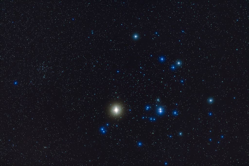 El cúmulo estelar de las Híades, con la brillante Aldebarán en el centro, en la constelación de Tauro. A la izquierda, el más pequeño y distante NGC 1647